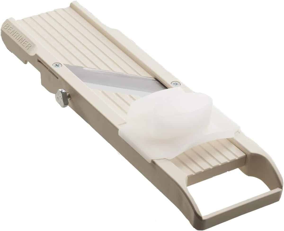 Test de la mandoline japonaise Benriner No. 64, l'ivoire de 8, 9 cm