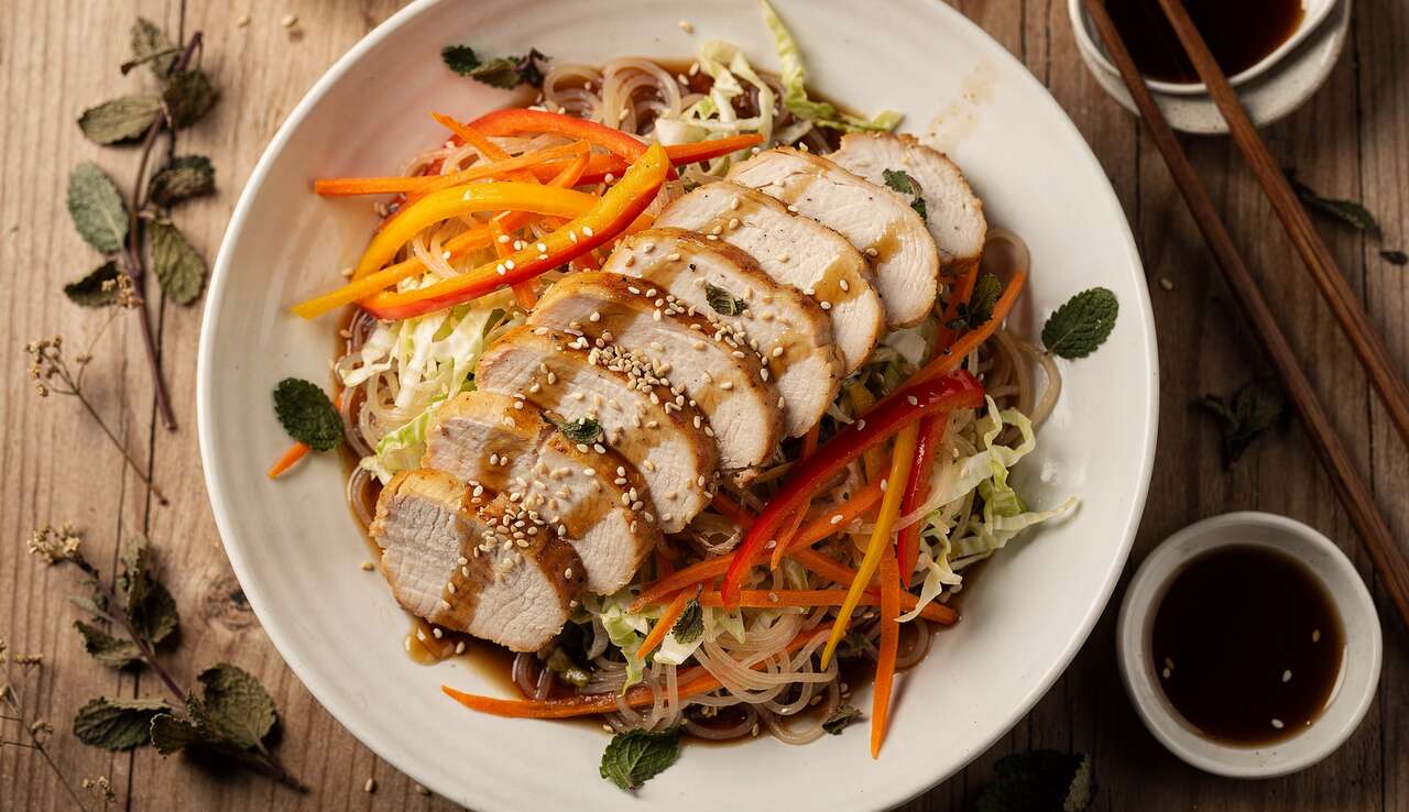 Salade asiatique croquante au poulet : recette savoureuse