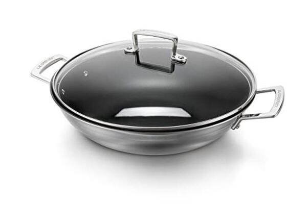 Découvrez notre test complet du wok Le Creuset en inox 3-ply de 30 cm : performances, résistance, et conseils d'utilisation pour cuisiner sans attacher