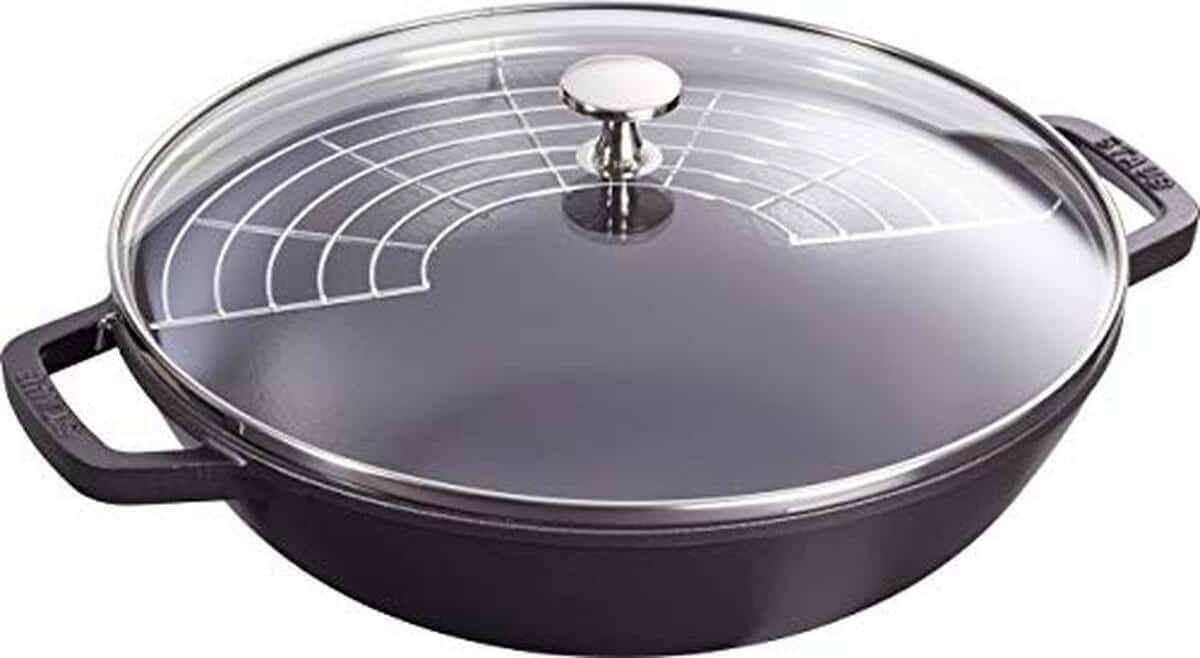 Test du wok en fonte Staub avec couvercle et grille, 30 cm