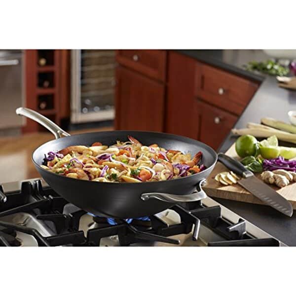 Découvrez notre test détaillé du wok antiadhésif Calphalon Contemporain 33 cm : performance, durabilité et qualité de cuisson analysées pour vous.